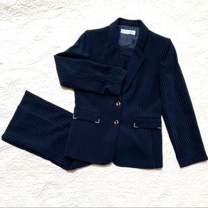 Tahari 2 Piece Navy Pantsuit w/ Subtle Stripe, 8P